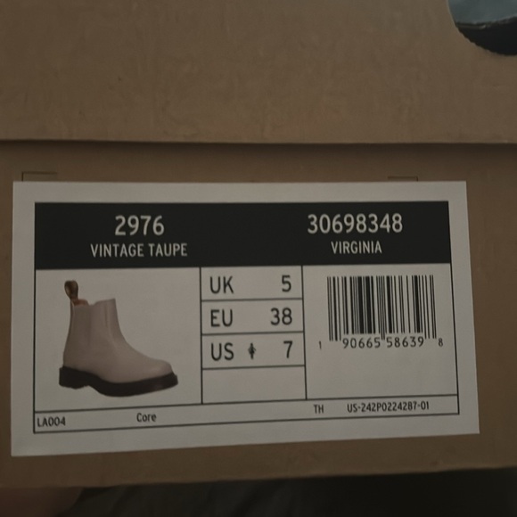 Women’s Dr Martens NIB vintage taupe in color - Picture 5 of 5